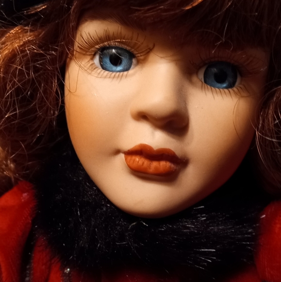 Musical Porcelain Doll. "Paige", is a beauty. With a certificate of authenticity - Picture 5 of 10